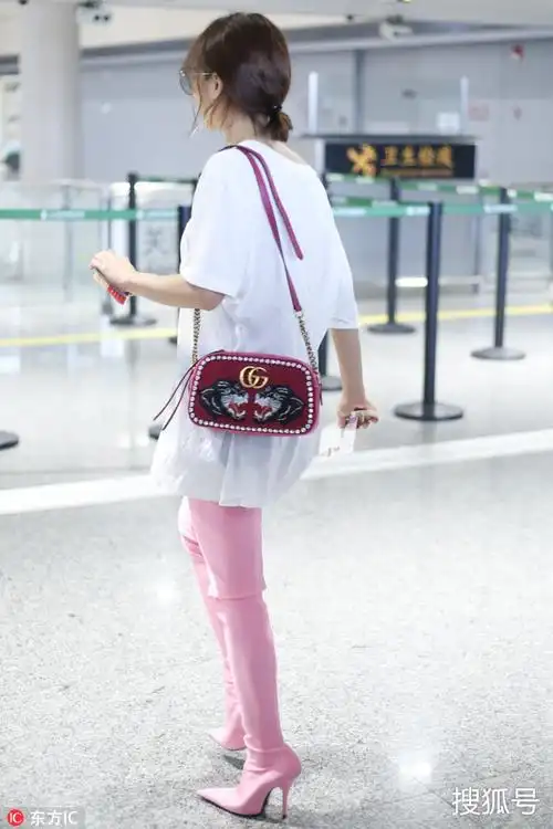 蔡依林越来越敢穿了 嫩粉色长腿靴俏皮可爱又性感