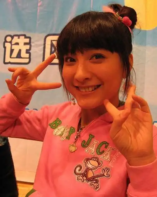 其实在上了大学的时候,吴昕就主持过一档节目.