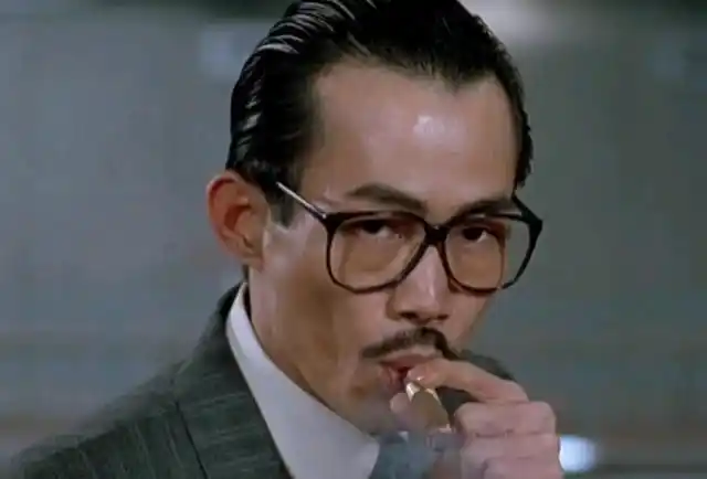 70岁元华身姿挺拔,轻松展示"鲤鱼打挺",比68岁成龙强不少