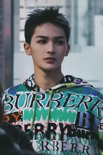 朱正廷真厉害,红发,"阴阳发"都能够完美驾驭,寸头阳刚气十足