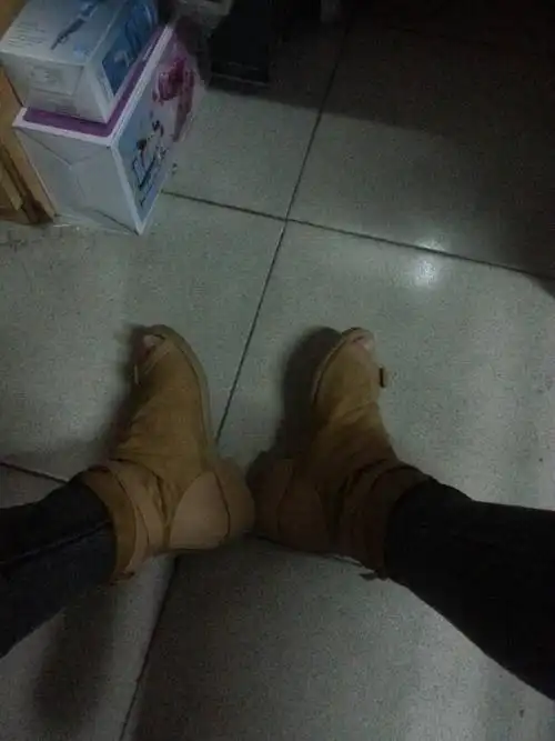 不过就是问一下秋天光脚穿这种露趾的短靴奇不奇怪,怎么【知道】上总