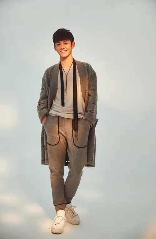 90后新生代偶像蓝博帅气写真图片