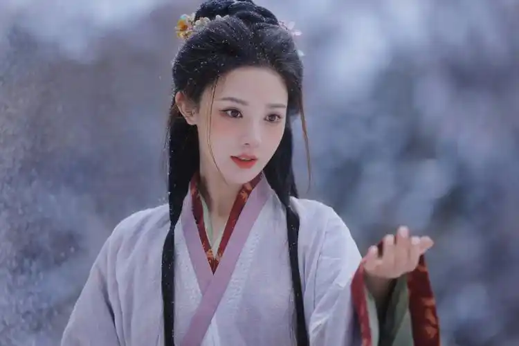 再加上与任嘉伦合作的女演员彭小苒,也是妥妥的颜值演技兼备的实力派