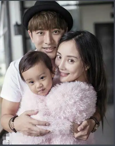 41岁李小璐给11岁甜馨开账号封面还是全家福疑似想贾乃亮复合