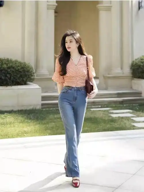 高腰牛仔裤搭配什么上衣好看