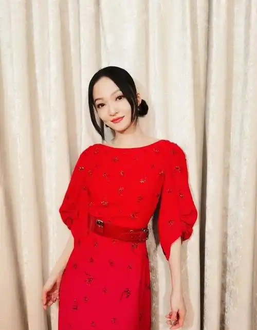 原创张韶涵再登春晚惊艳献唱一身中国红礼裙喜气洋洋迎新年