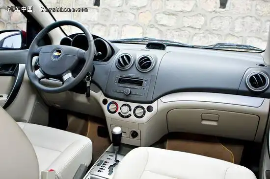 雪佛兰乐风基本遵循了之前的内饰造型,只是老款的"仿桃木"被银色饰板