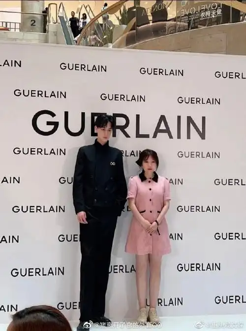 胡一天活动合影身高差##胡一天身高差