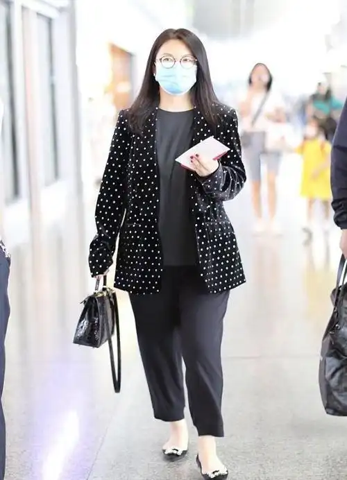 发福似富太被嘲?李湘晒夫妻机场照自夸好身材,王岳伦化身保镖守护