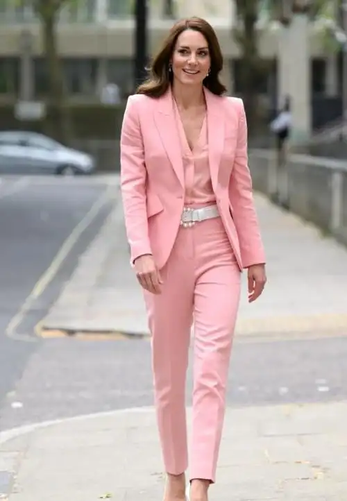 41岁凯特穿粉色西服,显嫩又漂亮!不输当年的戴安娜