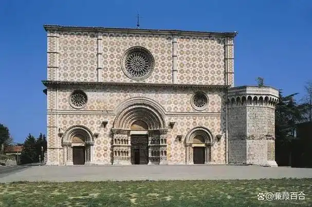 粉色和白色交替的石头在中世纪的圣玛丽亚学院大教堂上创造了令人眼花