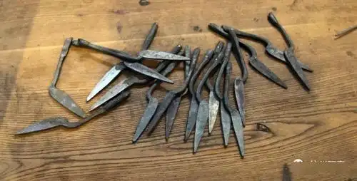 可爱的纸制玩具不多见的钉子画工艺品木刻皮雕孩子们在学活字印刷的插