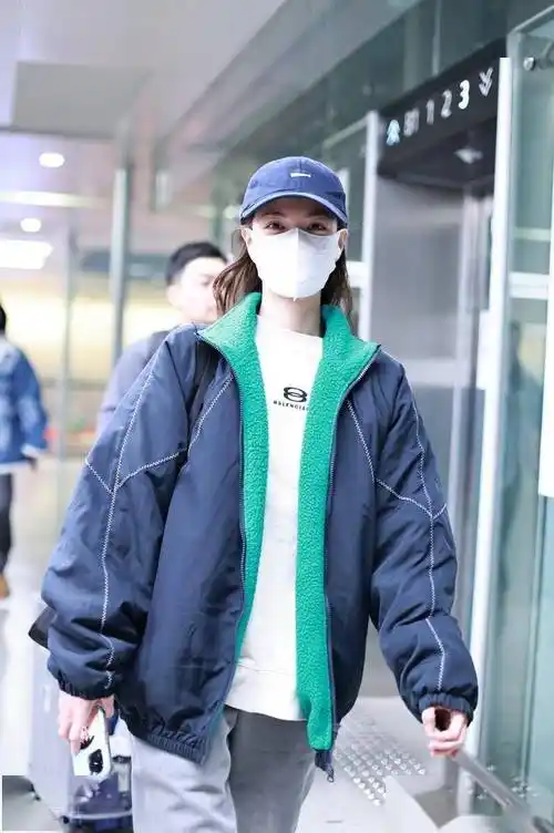 街拍:钟楚曦摇粒绒内里棉服 白色卫衣 棒球帽休闲有型_上海_机场