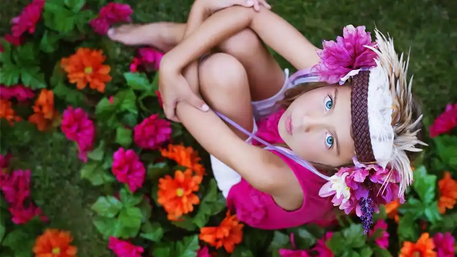 壁纸 蓝眼睛的小女孩抬头看,花 3840x2160 uhd 4k 高清壁纸, 图片