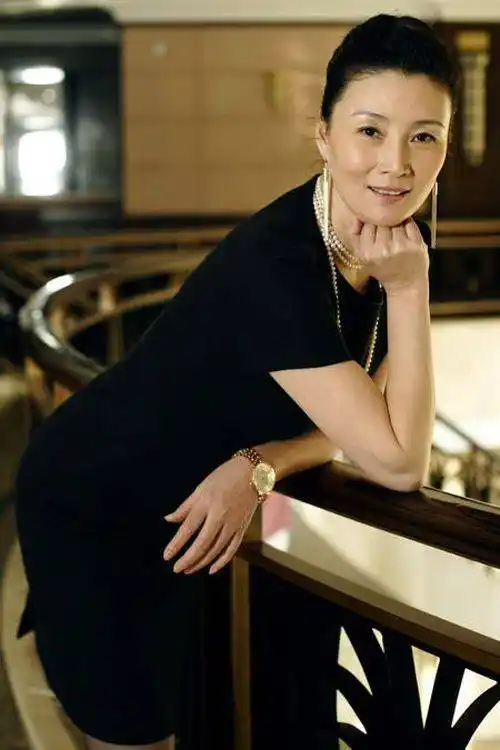 上海演员朱茵62岁老戏骨朱茵近况