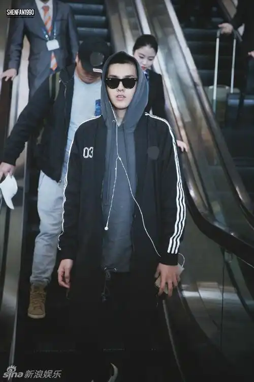 吴亦凡帅气运动装现身机场潮范儿十足