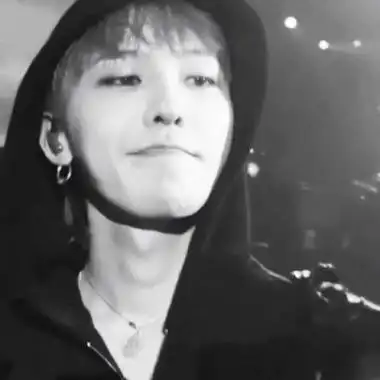 权志龙头像黑白