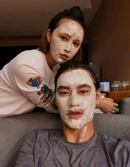 袁弘过父亲节给张歆艺送礼物,张歆艺带他打了两个耳洞_老婆_蚊子_二姐