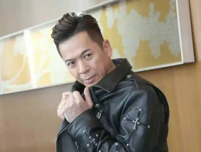 通臂猿猴郭政鸿近照与女儿相处似朋友57岁好似35岁小伙