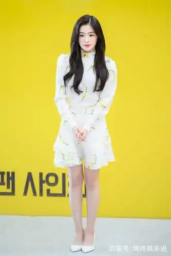 "南韩第一美人"裴珠泫高调亮相,穿印花短裙甜到爆,身材更撩人