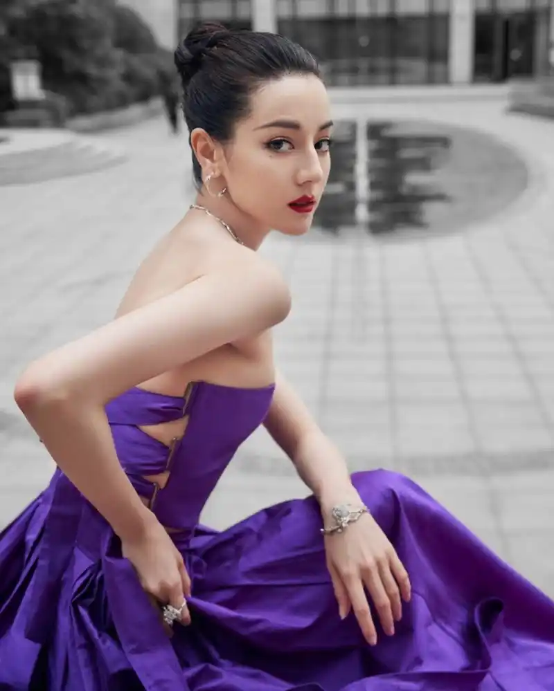 时尚甜美的气质女神#迪丽热巴# 雪肤玉貌的容颜,妩媚柔情;高冷美艳的