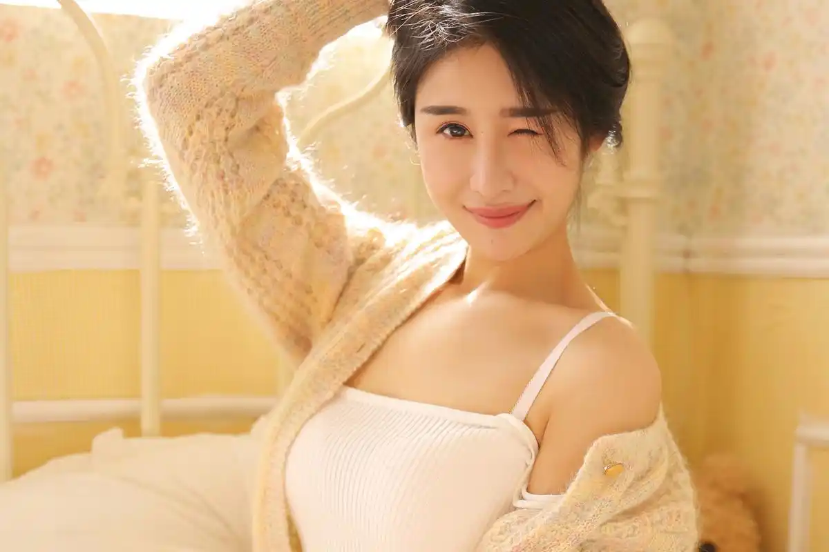 性感吊带美女卧室私密写真