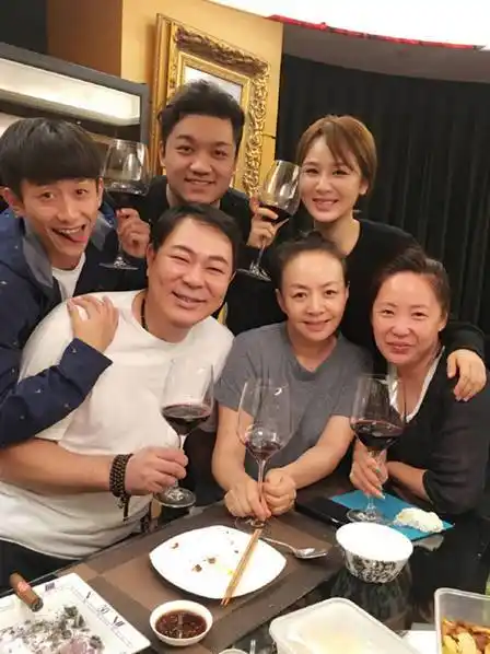 《家有儿女》一家五口11年后再聚首 轮番玩亲亲