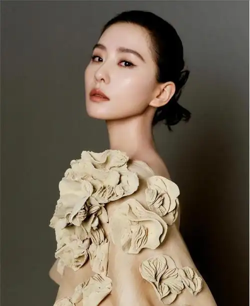 18位女星证件照曝光,没有对比就没有伤害,你觉得谁是天生丽质?