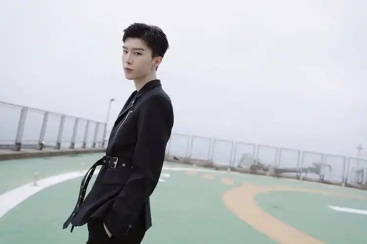 范丞丞《乘风破浪的姐姐》成团夜造型公开 清爽短发搭配黑色朋克西服