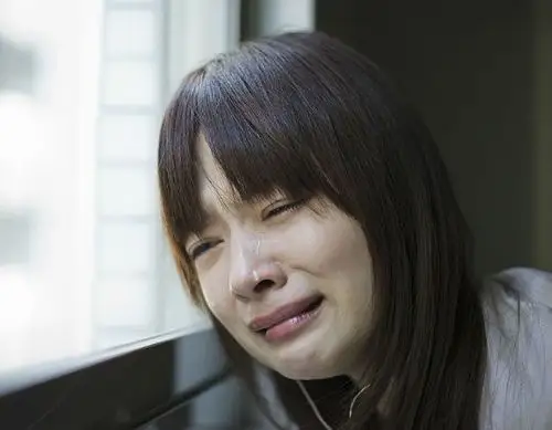 女生爱哭的生理机制女生爱抹鼻子似乎带有普遍性