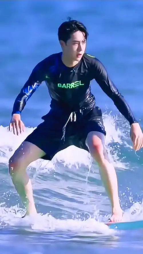 王一博我就说耶啵的腹肌还在