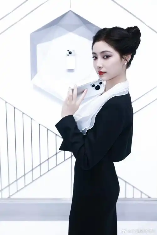 周洁琼许佳琪撑伞