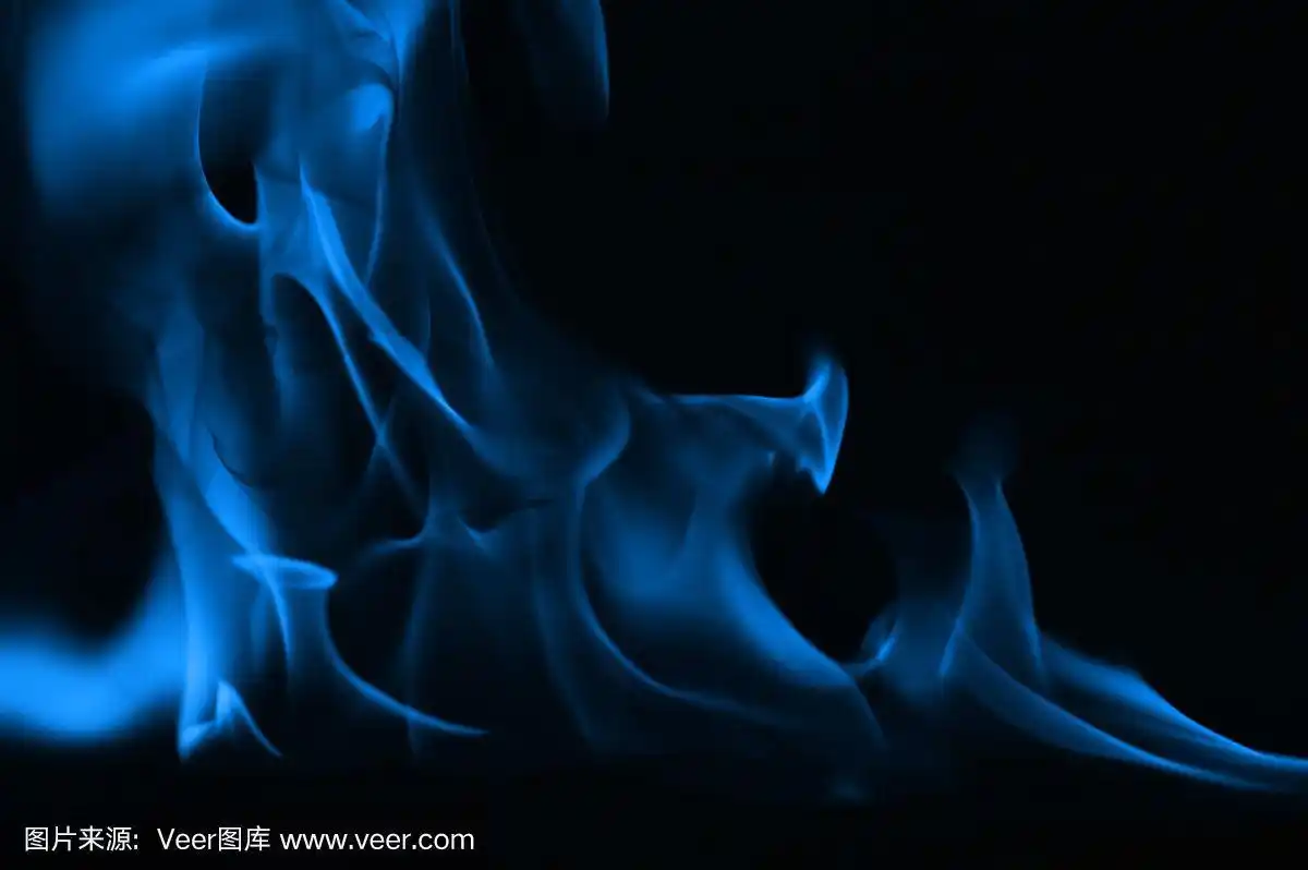 抽象的蓝色火焰孤立在黑色背景