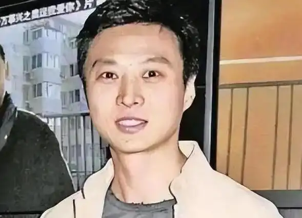 周慧敏与老公出席晚宴,60岁倪震秃顶显老,变成沧桑油腻大叔