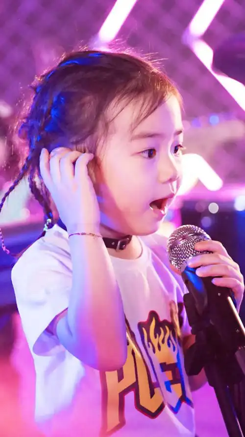 想想办法吧爸爸戚薇女儿李乐褀lucky可爱手机壁纸图片