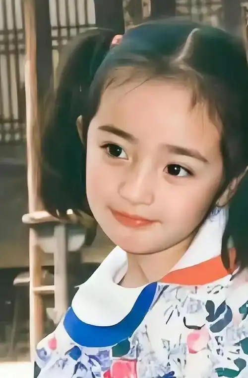 阅兵刚过一周,杨幂凭借独特九字引发热议,值得追随的明星!