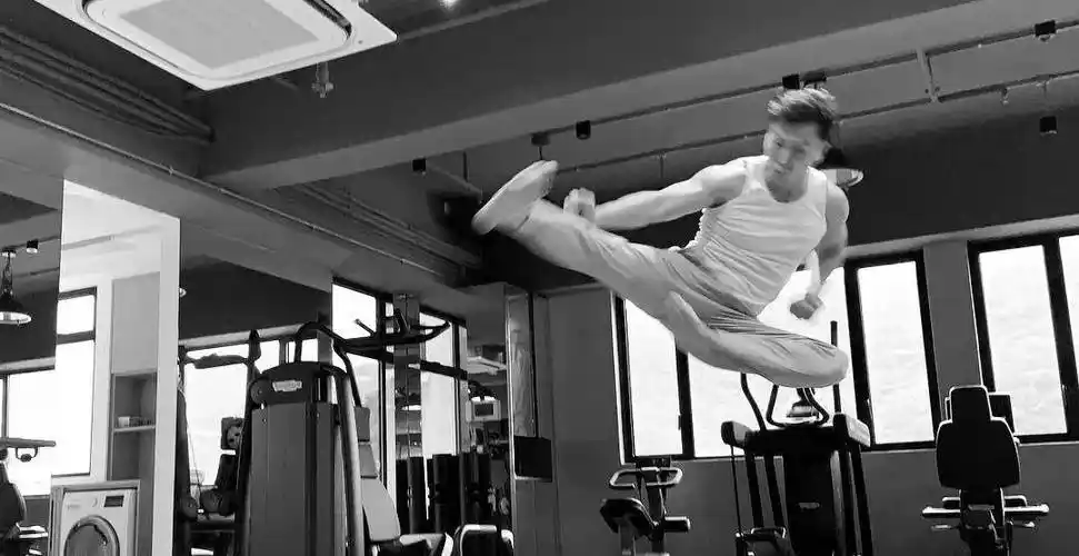 原创甄子丹私人健身房曝光器械齐全难怪能常年保持完美身材