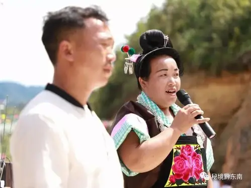 苗族村民在对唱苗歌