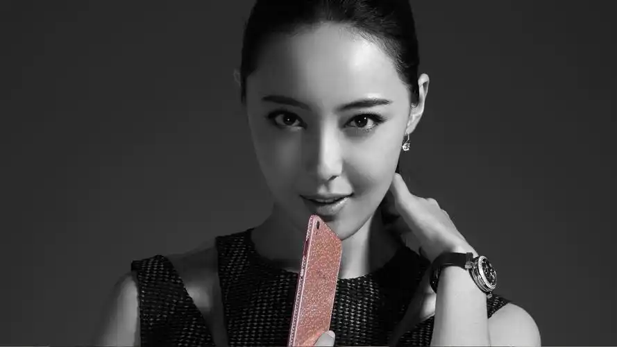 美女模特性感黑白写真图片桌面壁纸,身材好颜值高的美女模特,黑色礼服