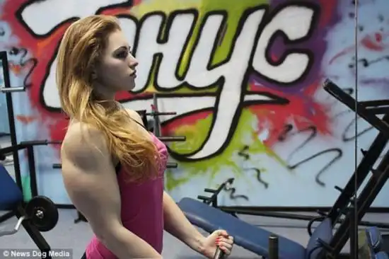 18岁俄罗斯女孩被称为"肌肉芭比"(组图)