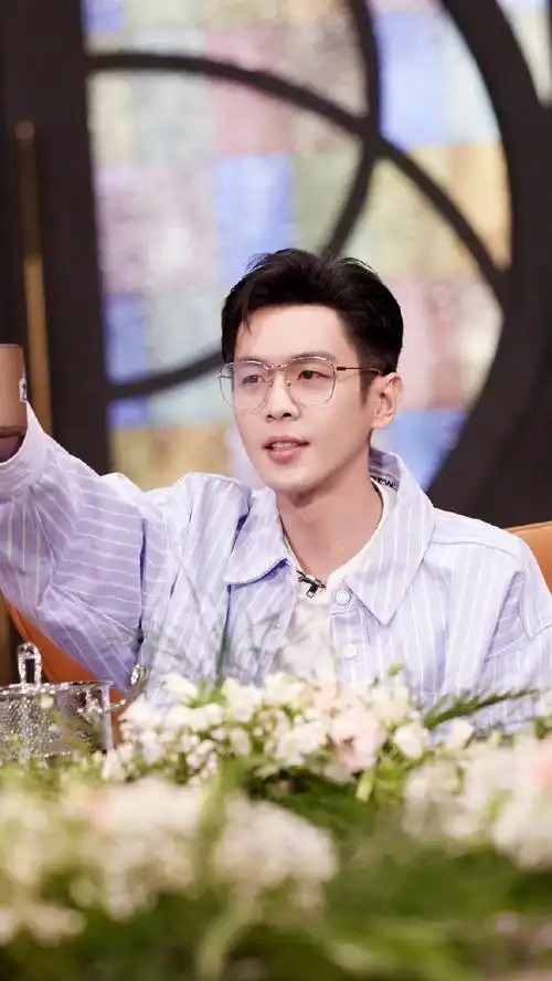 张若昀大侦探金属框眼镜造型##张若昀大侦探收官剧照