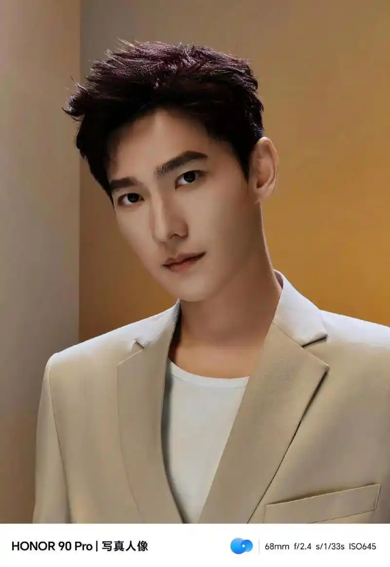 里面最少有5个重要信息: 1,杨洋状态不错,不愧是颜值担当,看得出来人