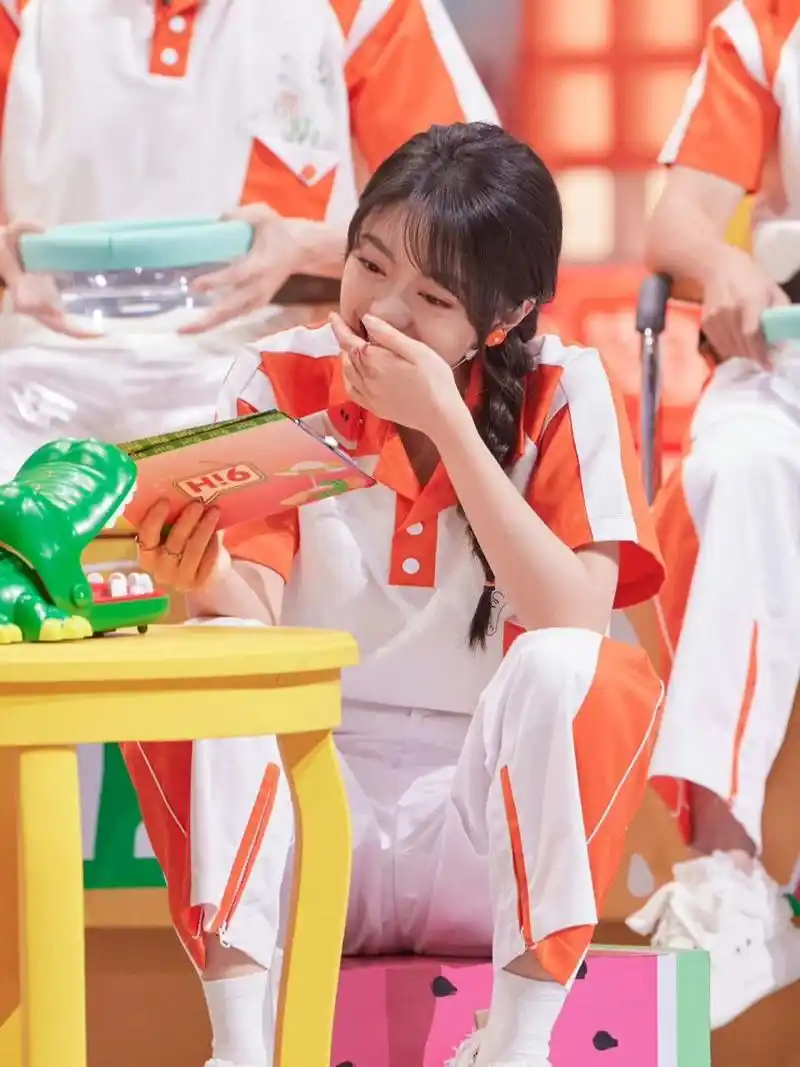 赵今麦最新一期《你好星期六》穿搭 拼色条纹背心搭配喇叭牛仔裤,甜美