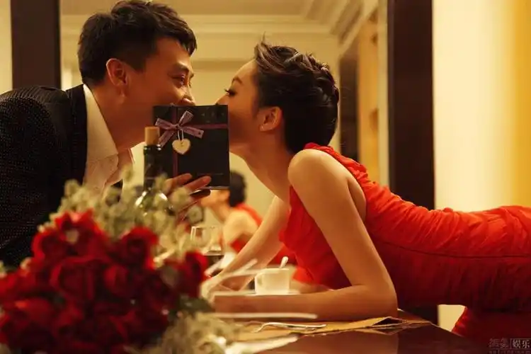 潘粤明董洁大秀恩爱明星夫妻情人节出写真pk