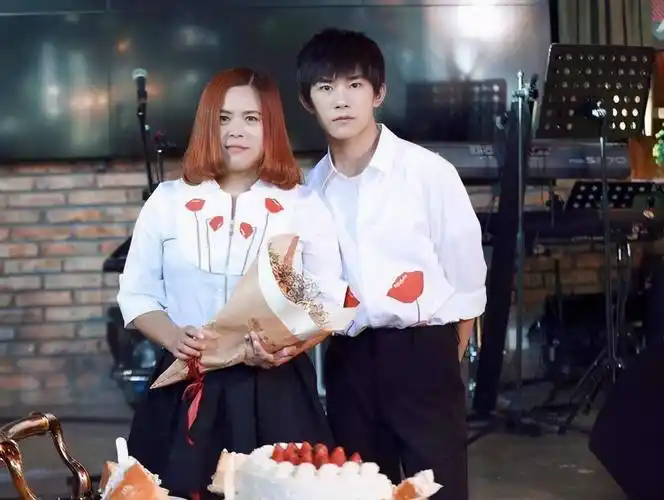 "同姓不同命",易烊千玺是有颜有才的明星,另一个却是这样