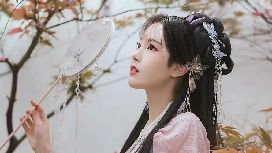 娇嫩美女古韵汉服唯美动人户外写真