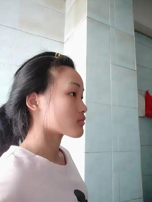 宽额头高颧骨,下巴有点往外翘,侧脸看着特别难看,我想知道,我适合什么