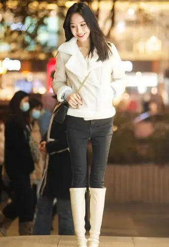 黑色紧身牛仔裤,再来一双白色长筒靴,漂亮又时尚