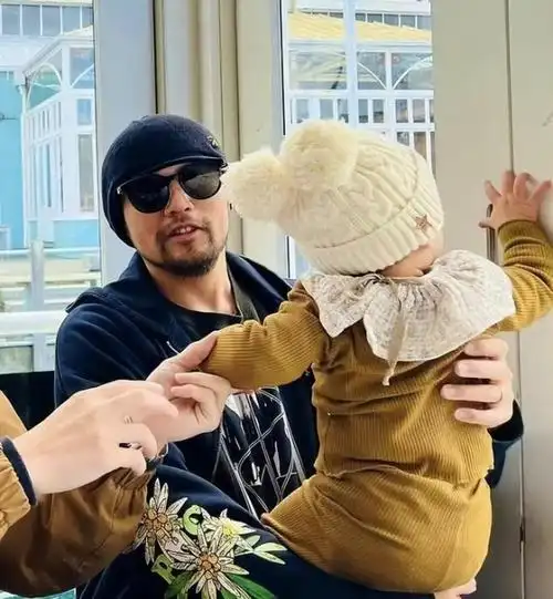 周杰伦七夕秀幸福,晒昆凌和女儿背影,母女三人穿亲子装画风唯美