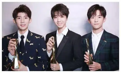 王俊凯蔡徐坤同框王俊凯蔡徐坤微博互动2022已更新今日图集